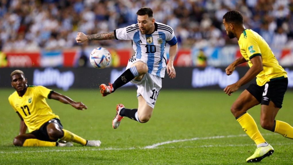 Messi gia tăng kỷ lục ghi bàn cho Argentina